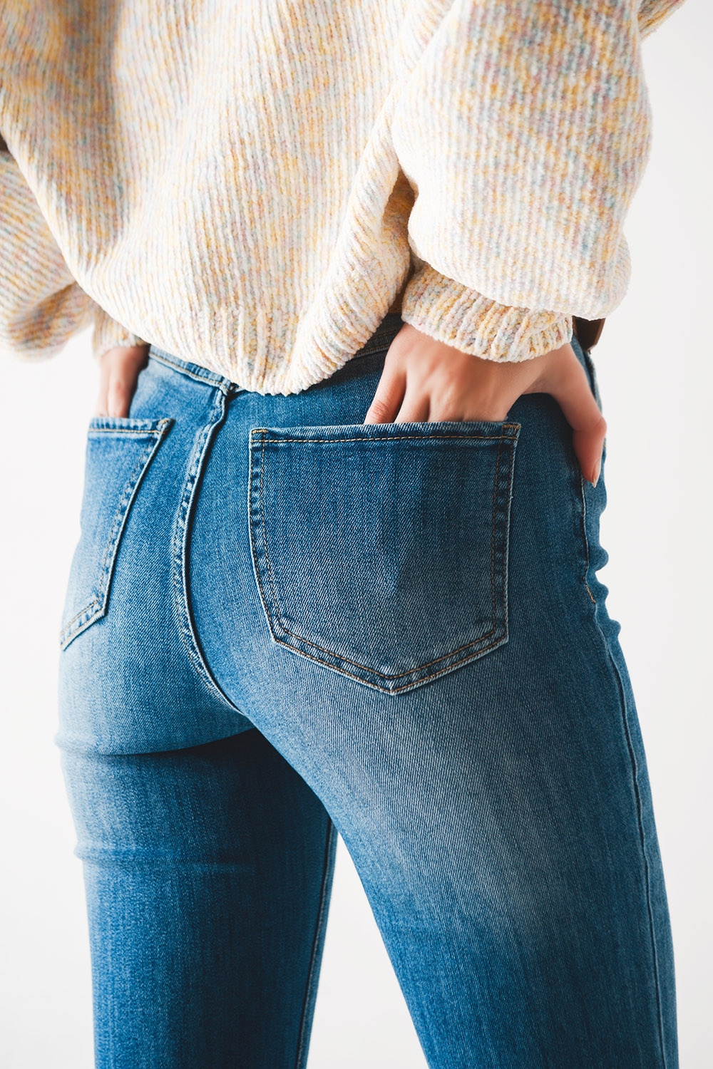 Vaqueros azules de corte bootcut acampanado