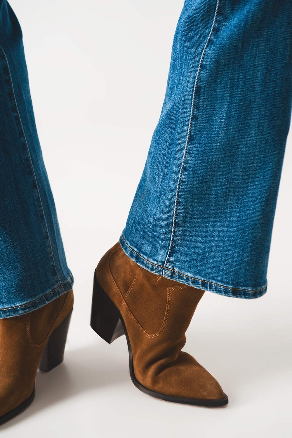 Vaqueros azules de corte bootcut acampanado