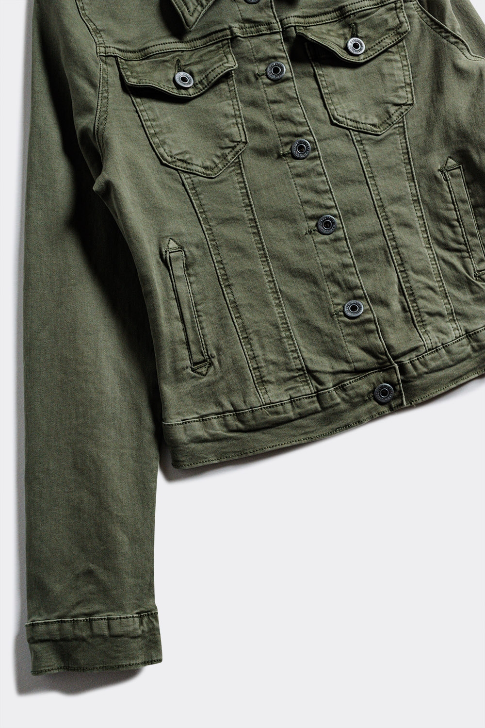 Chaqueta vaquera de corte slim en caqui