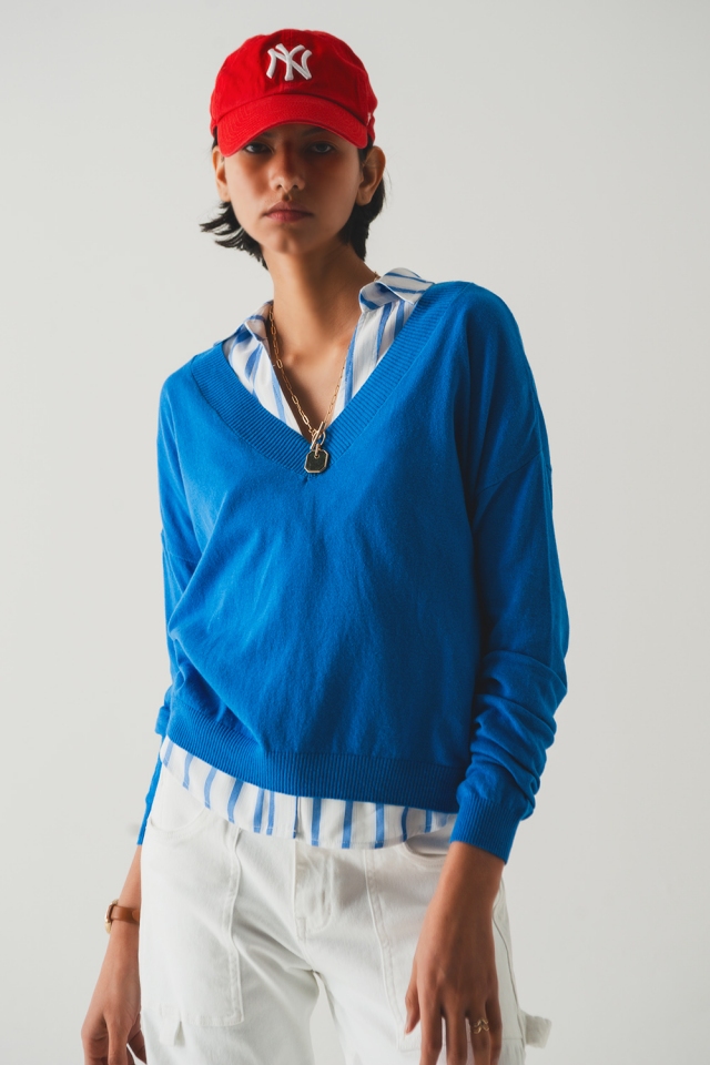 Maglione in maglia sottile blu con scollo a V