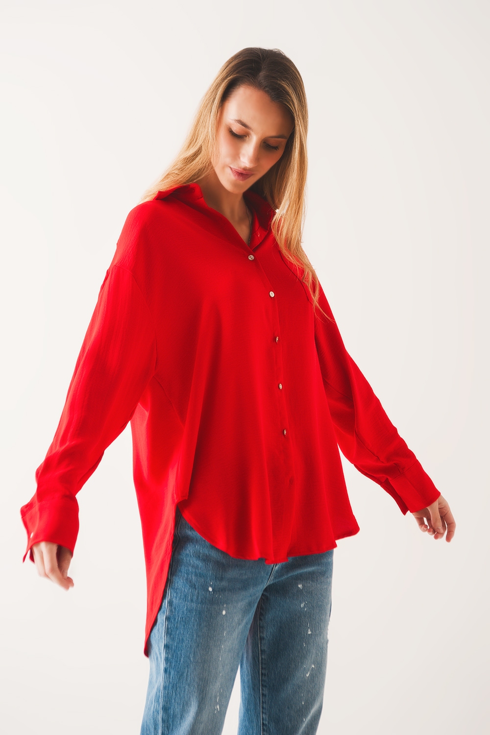 Camisa roja extragrande con detalle de bolsillo Camisa roja extragrande con detalle de bolsillo