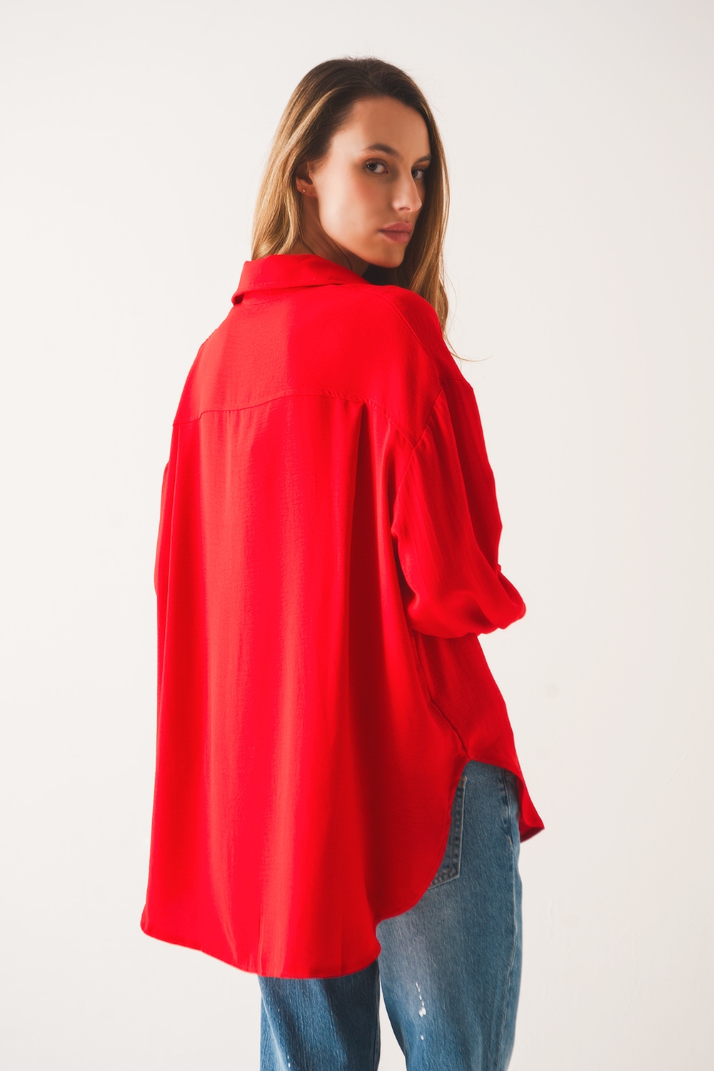 Camisa roja extragrande con detalle de bolsillo Camisa roja extragrande con detalle de bolsillo