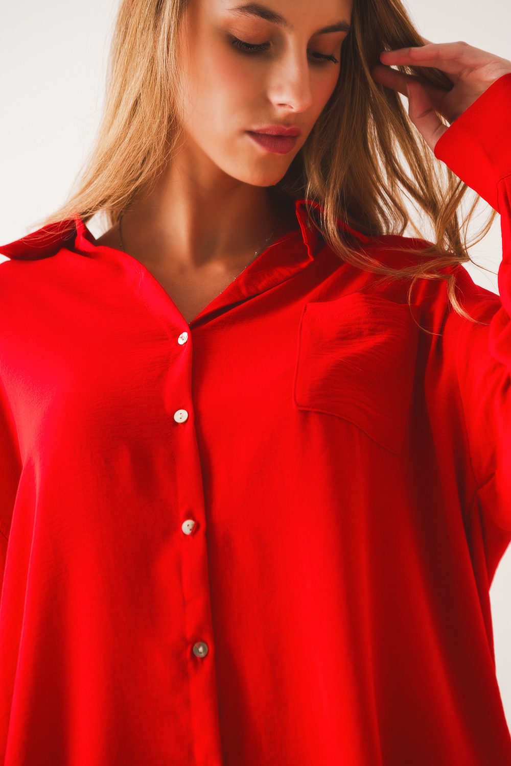 Camisa roja extragrande con detalle de bolsillo Camisa roja extragrande con detalle de bolsillo