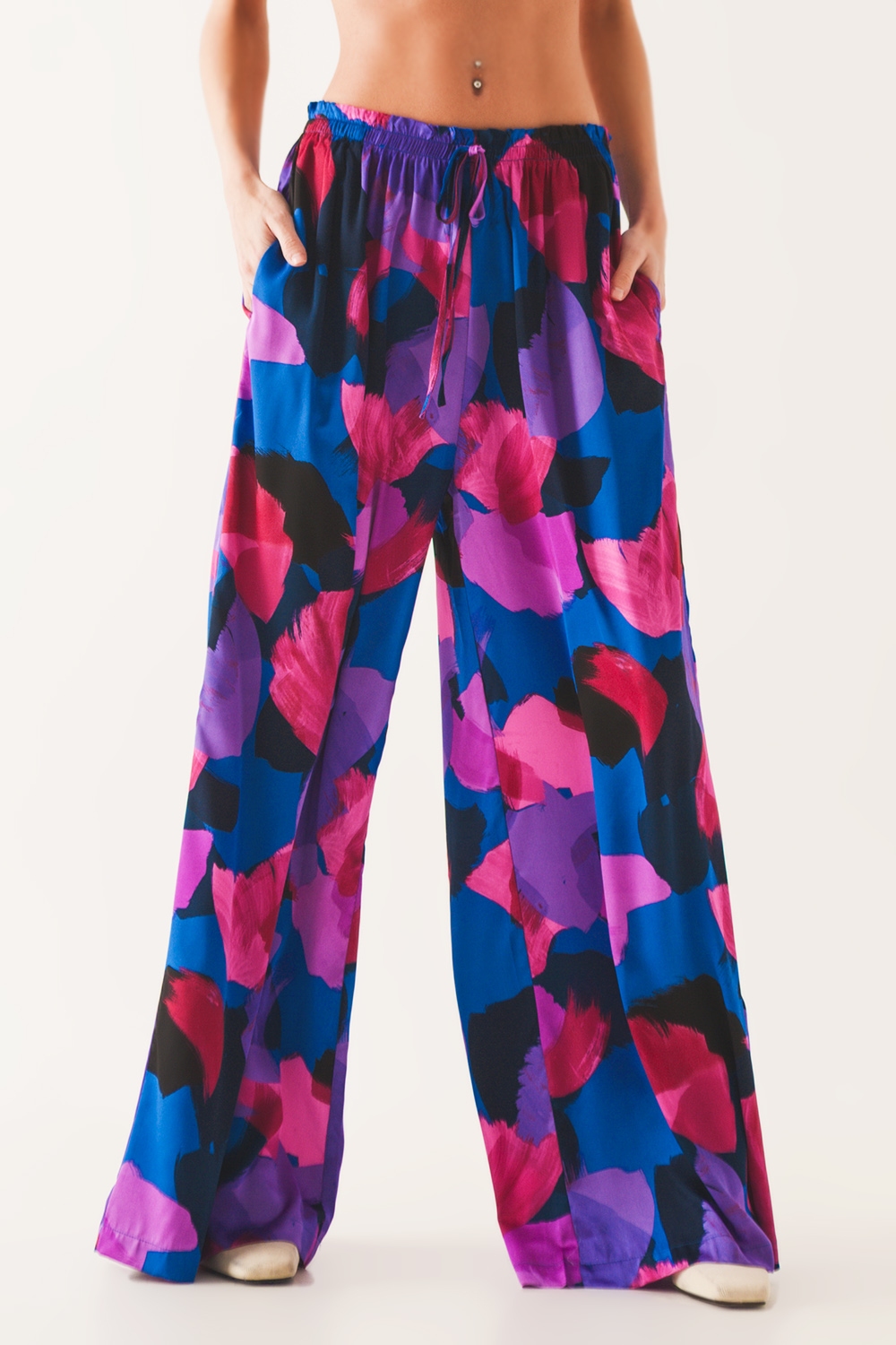 Pantalones morados de pernera ancha con estampado floral Pantalones morados de pernera ancha con estampado floral