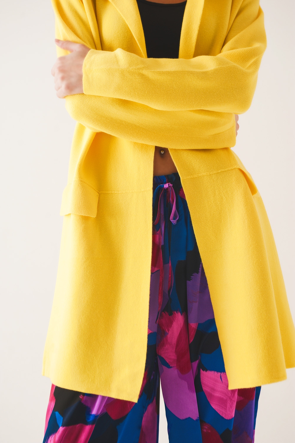 Cardigan extra grande en amarillo con solapas