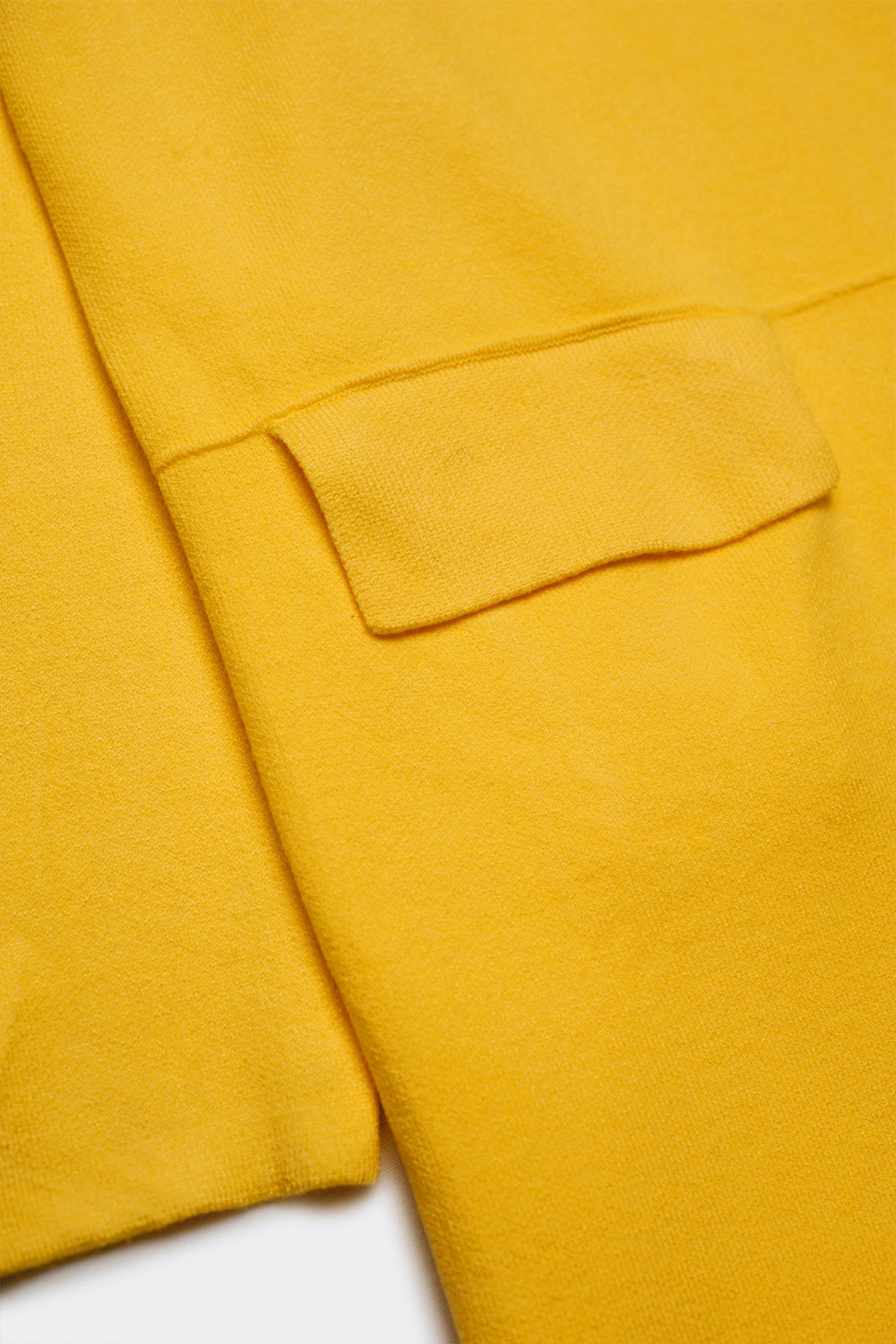 Cardigan extra grande en amarillo con solapas
