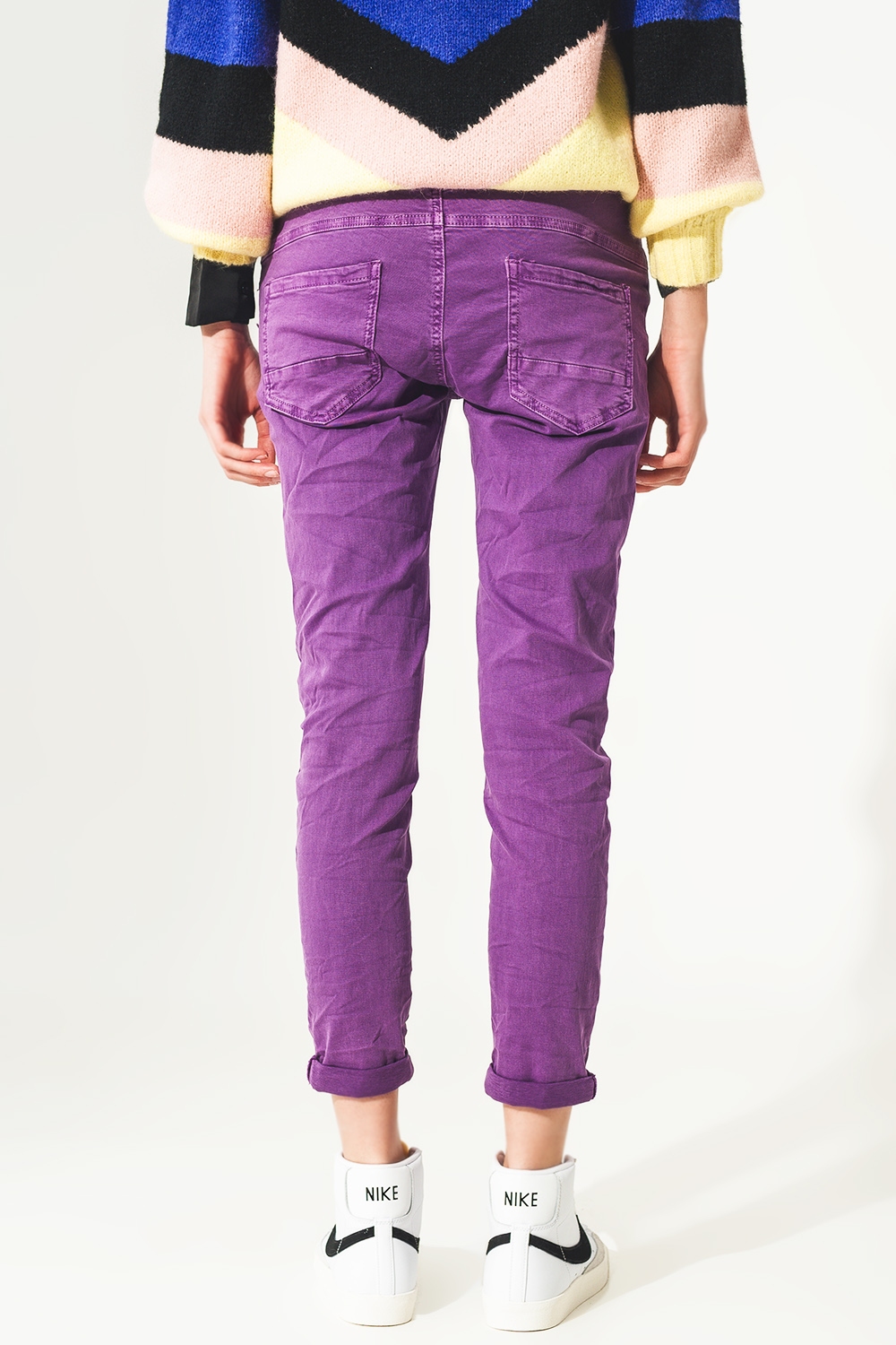 Vaqueros pitillo color morado con botones a la vista Vaqueros pitillo color morado con botones a la vista