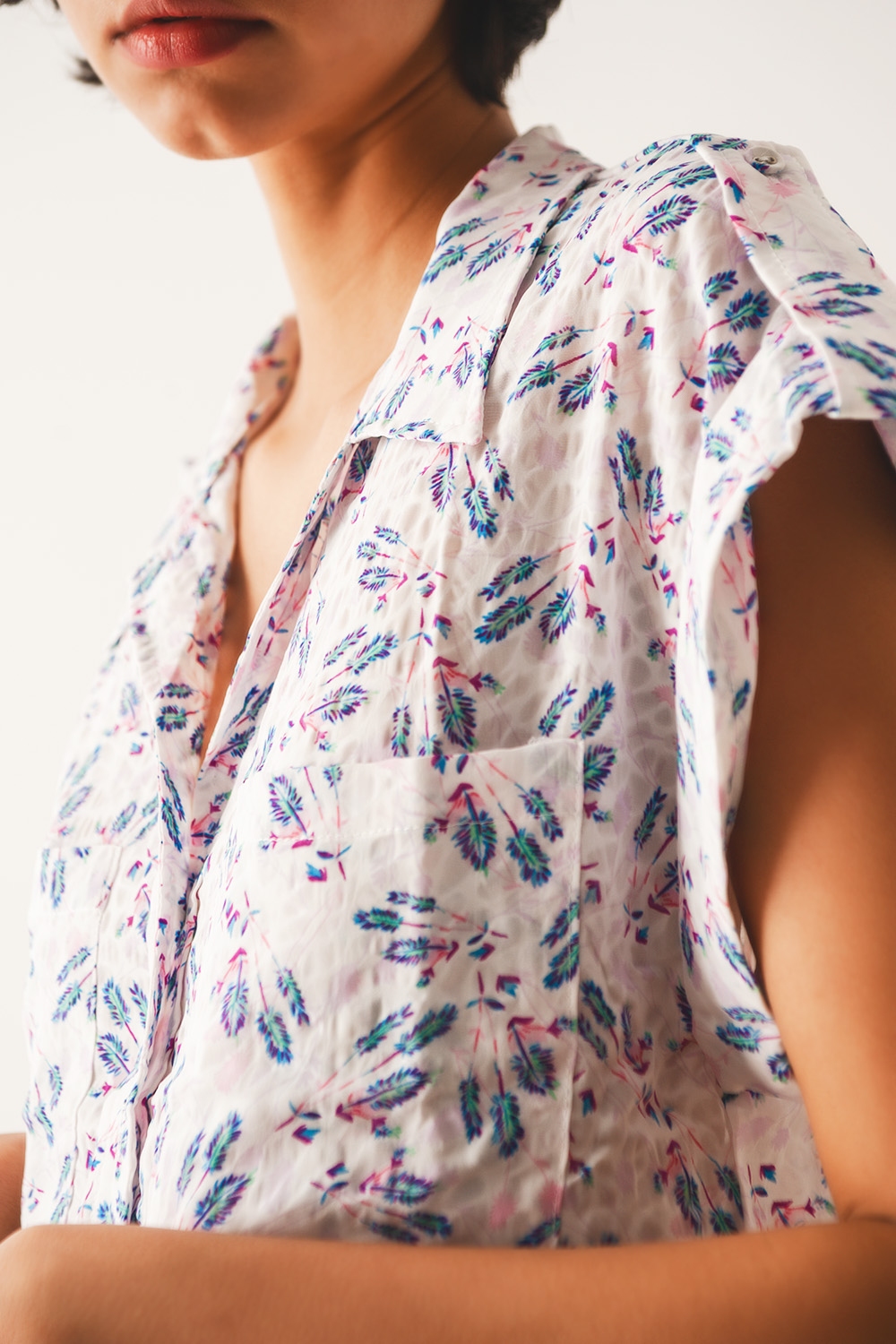 Blusa morada con bolsillos y estampado de florecitas Blusa morada con bolsillos y estampado de florecitas