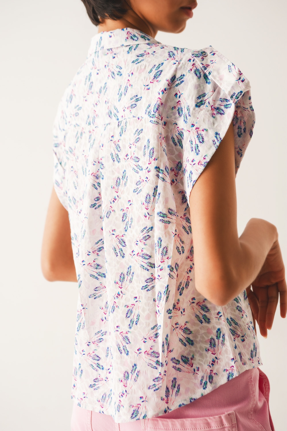 Blusa morada con bolsillos y estampado de florecitas Blusa morada con bolsillos y estampado de florecitas