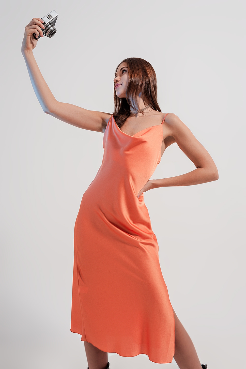 Vestido lencero de satén midi color naranja de tirantes Vestido lencero de satén midi color naranja de tirantes