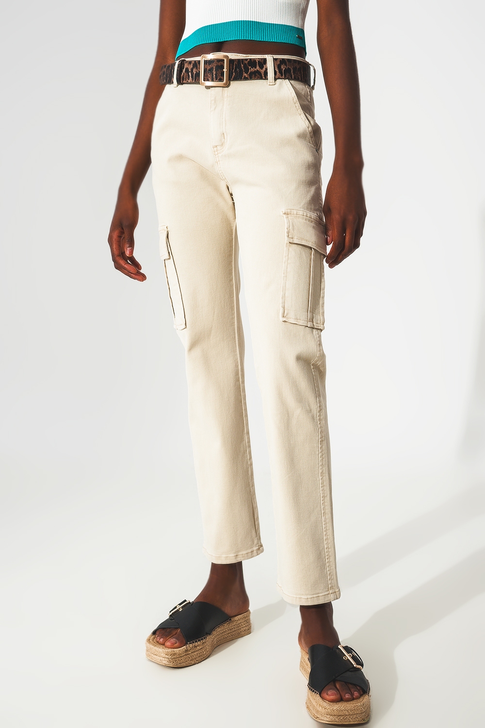 Pantalones estilo cargo en beige Pantalones estilo cargo en beige
