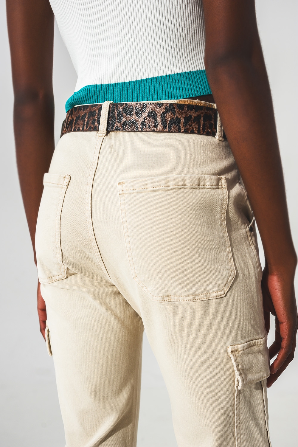 Pantalones estilo cargo en beige Pantalones estilo cargo en beige