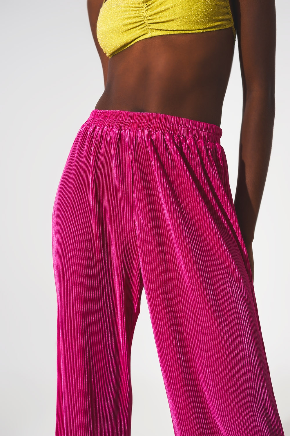 Pantalones plisados de satén fucsia Pantalones plisados de satén fucsia