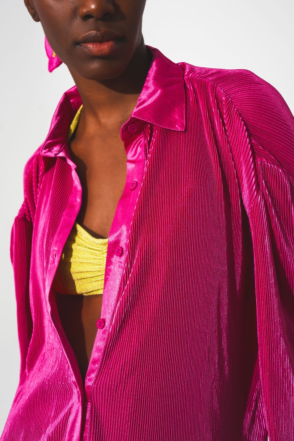 Camisa de saten plisada en fucsia Camisa de saten plisada en fucsia