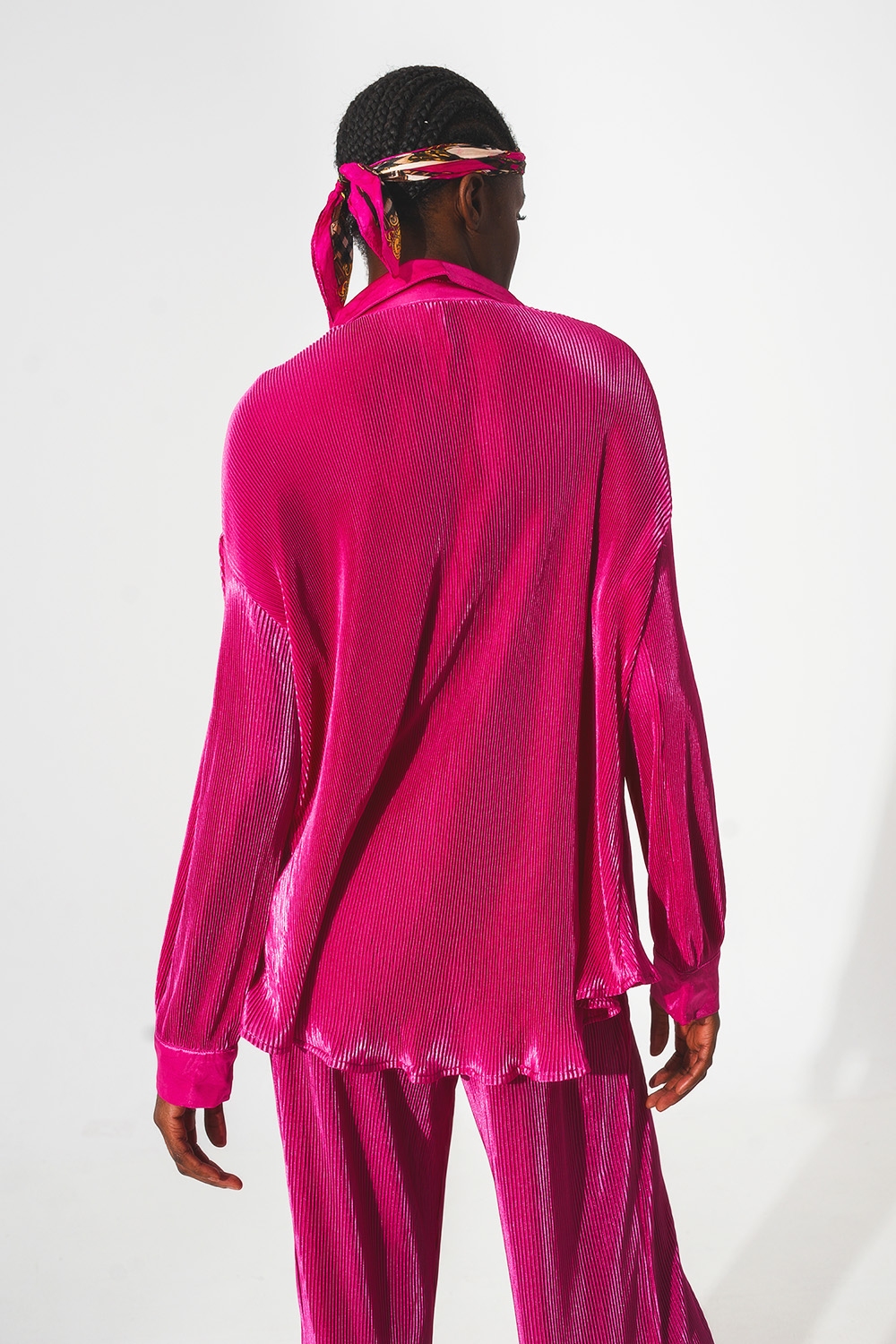 Camisa de saten plisada en fucsia Camisa de saten plisada en fucsia