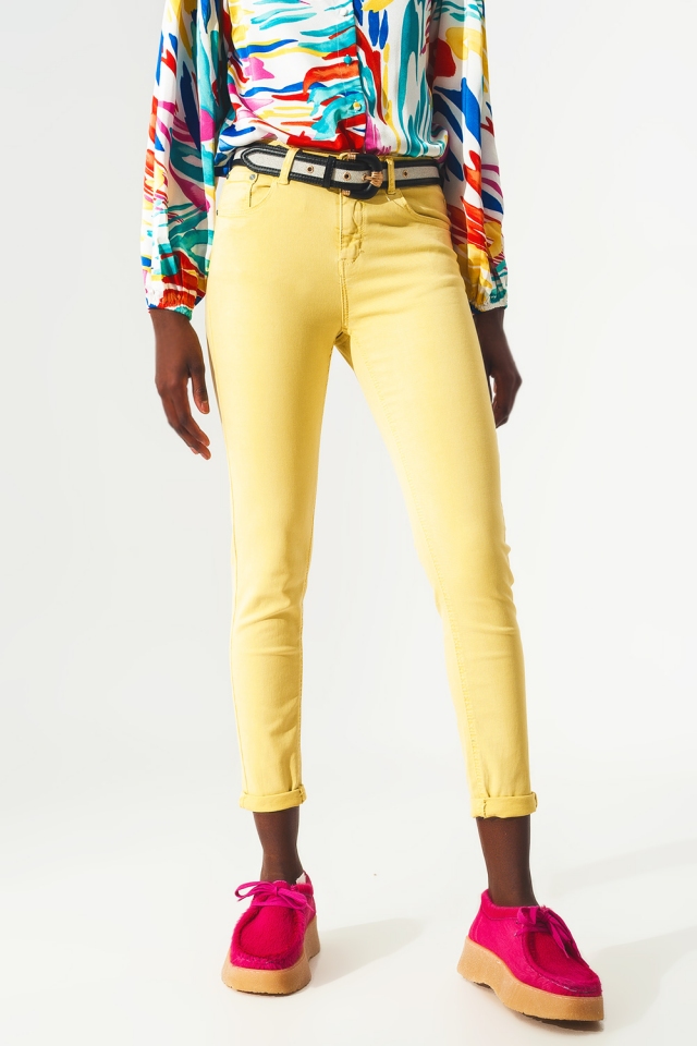 Tornozelo de brim amarelo com rugas suaves