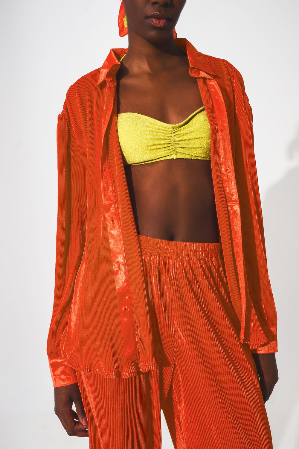 Camisa de saten plisada en naranja Camisa de saten plisada en naranja