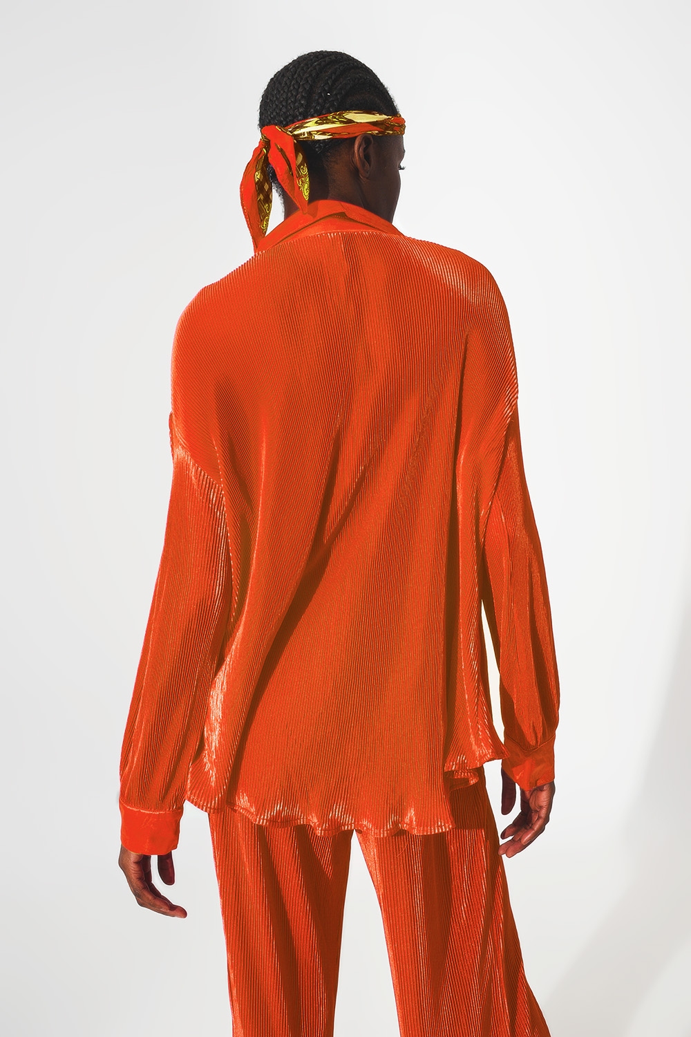 Camisa de saten plisada en naranja Camisa de saten plisada en naranja