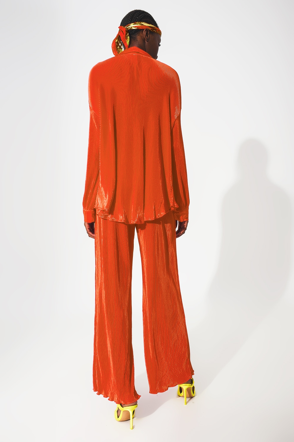 Camisa de saten plisada en naranja Camisa de saten plisada en naranja