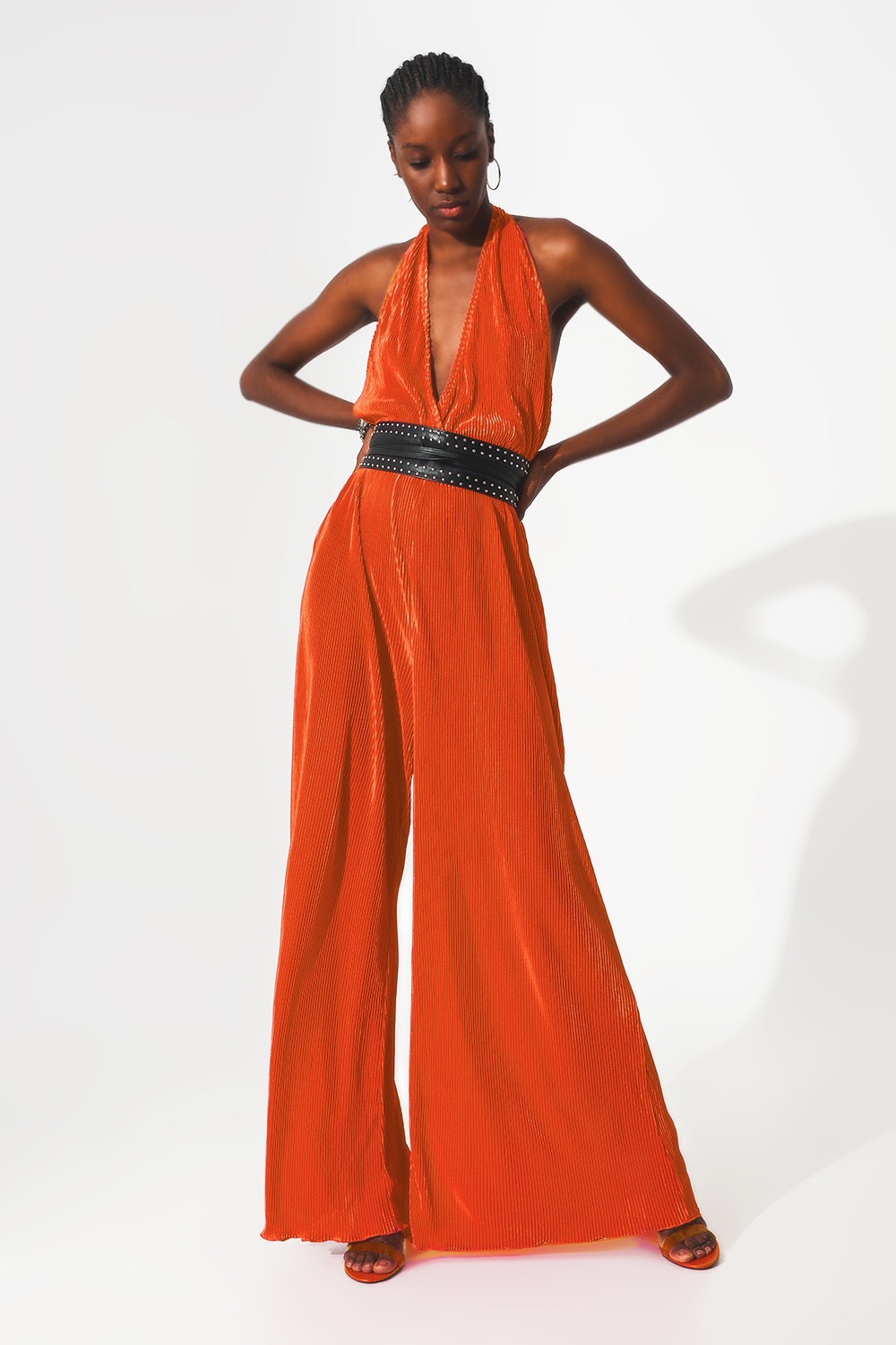 Mono largo plisado con cuello halter de satén naranja Mono largo plisado con cuello halter de satén naranja