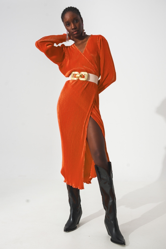 Vestido de cetim laranja plissado