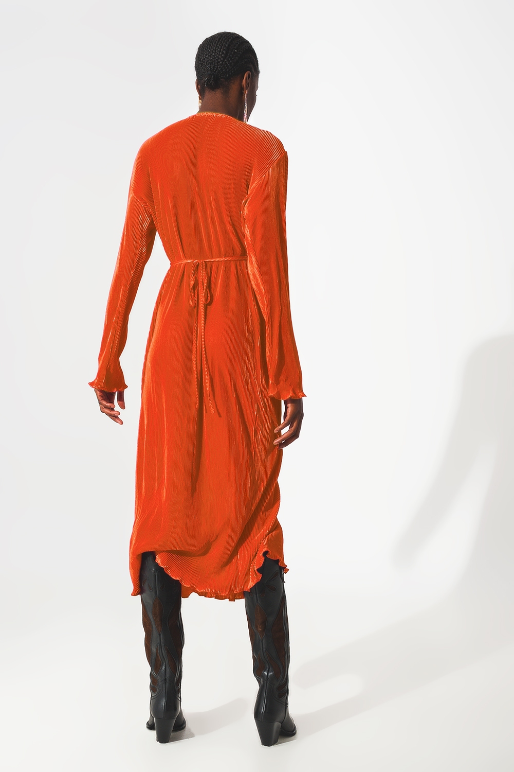 Vestido plisado de satén naranja con detalle cruzado Vestido plisado de satén naranja con detalle cruzado