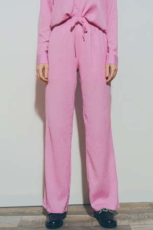 Pantalones texturizados de pierna ancha en rosa
