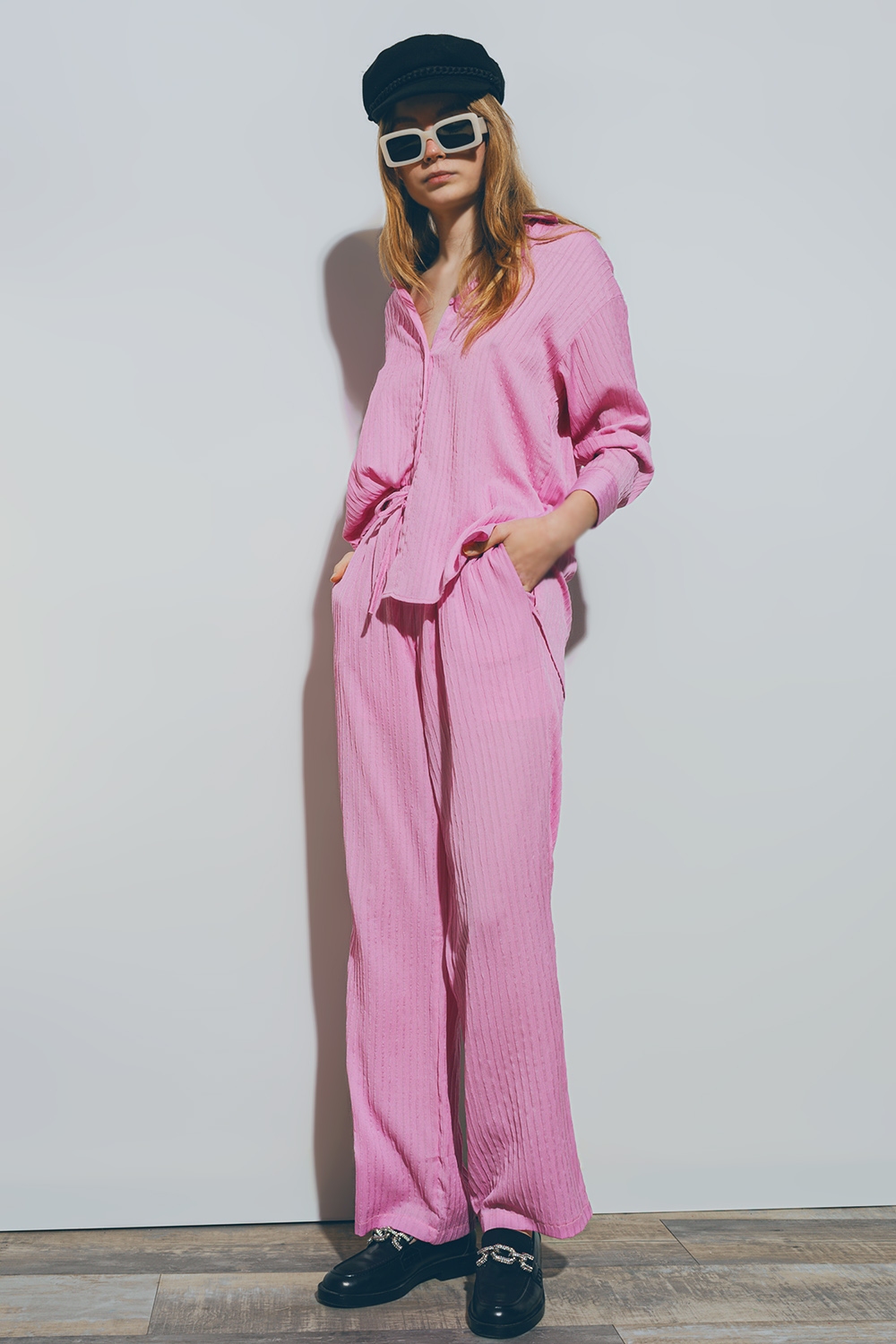 Pantalones texturizados de pierna ancha en rosa Pantalones texturizados de pierna ancha en rosa