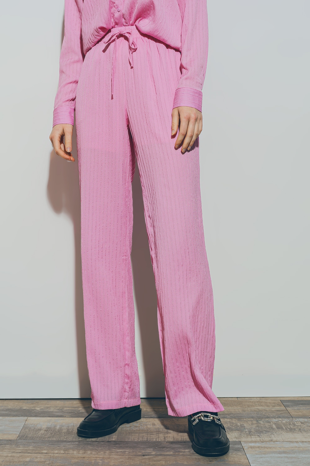Pantalones texturizados de pierna ancha en rosa Pantalones texturizados de pierna ancha en rosa