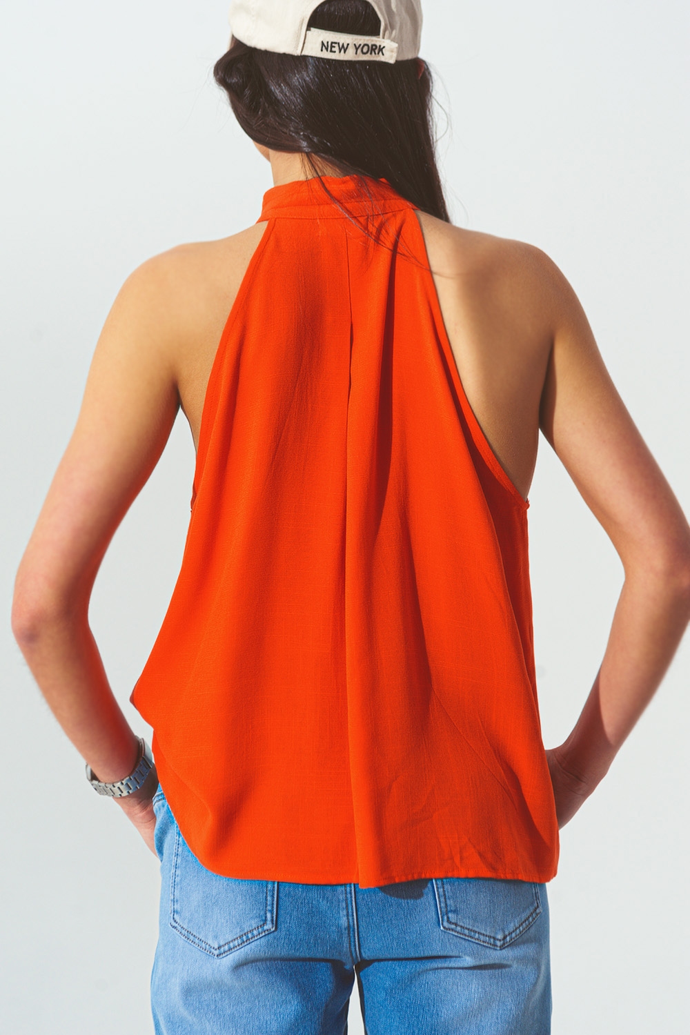 Top con Cuello Halter y Detalles de Botones en Naranja Top con Cuello Halter y Detalles de Botones en Naranja