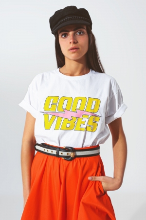 Camiseta blanca con texto Good Vibes