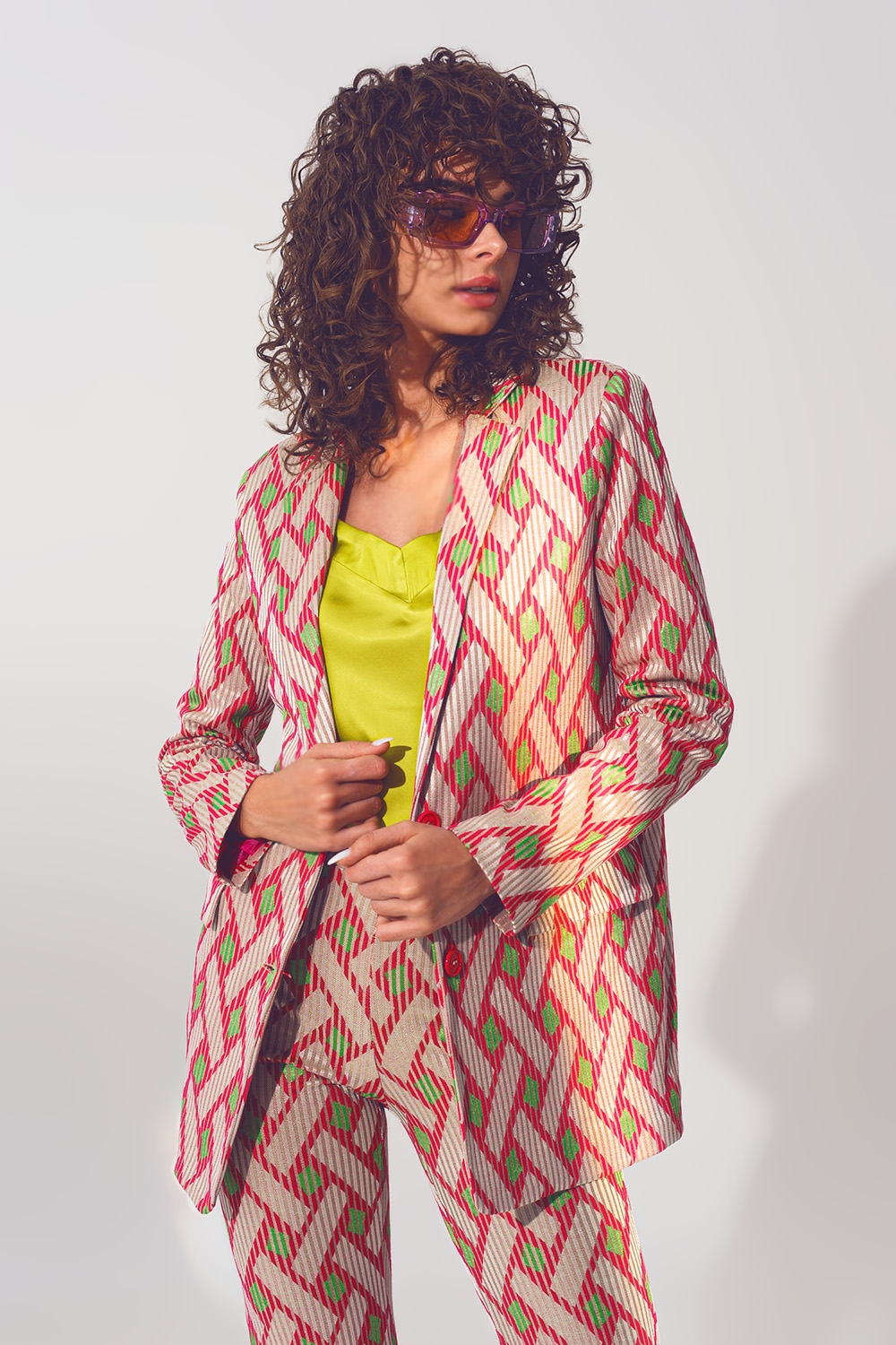 Americana rosa con estampado geom&eacute;trico