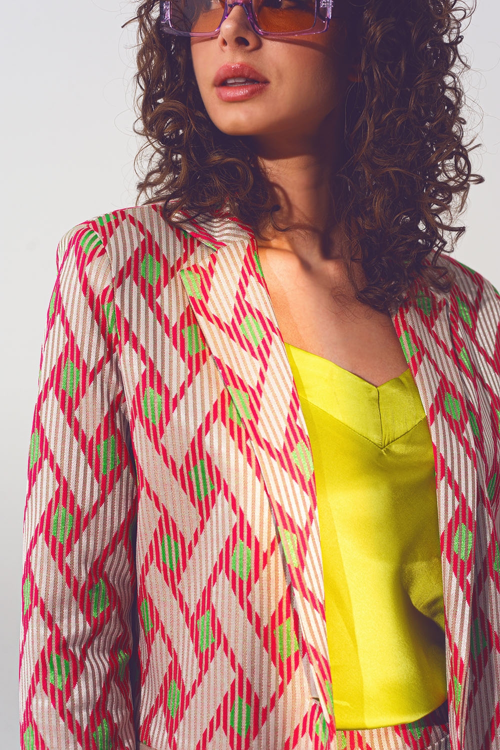 Americana rosa con estampado geom&eacute;trico
