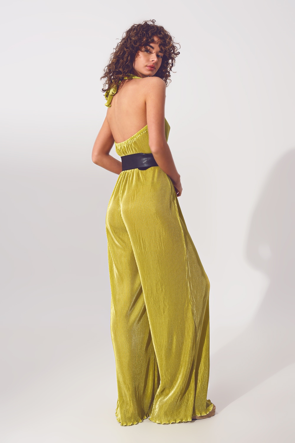 Mono satinado con cuello halter y pliegues en verde Mono satinado con cuello halter y pliegues en verde