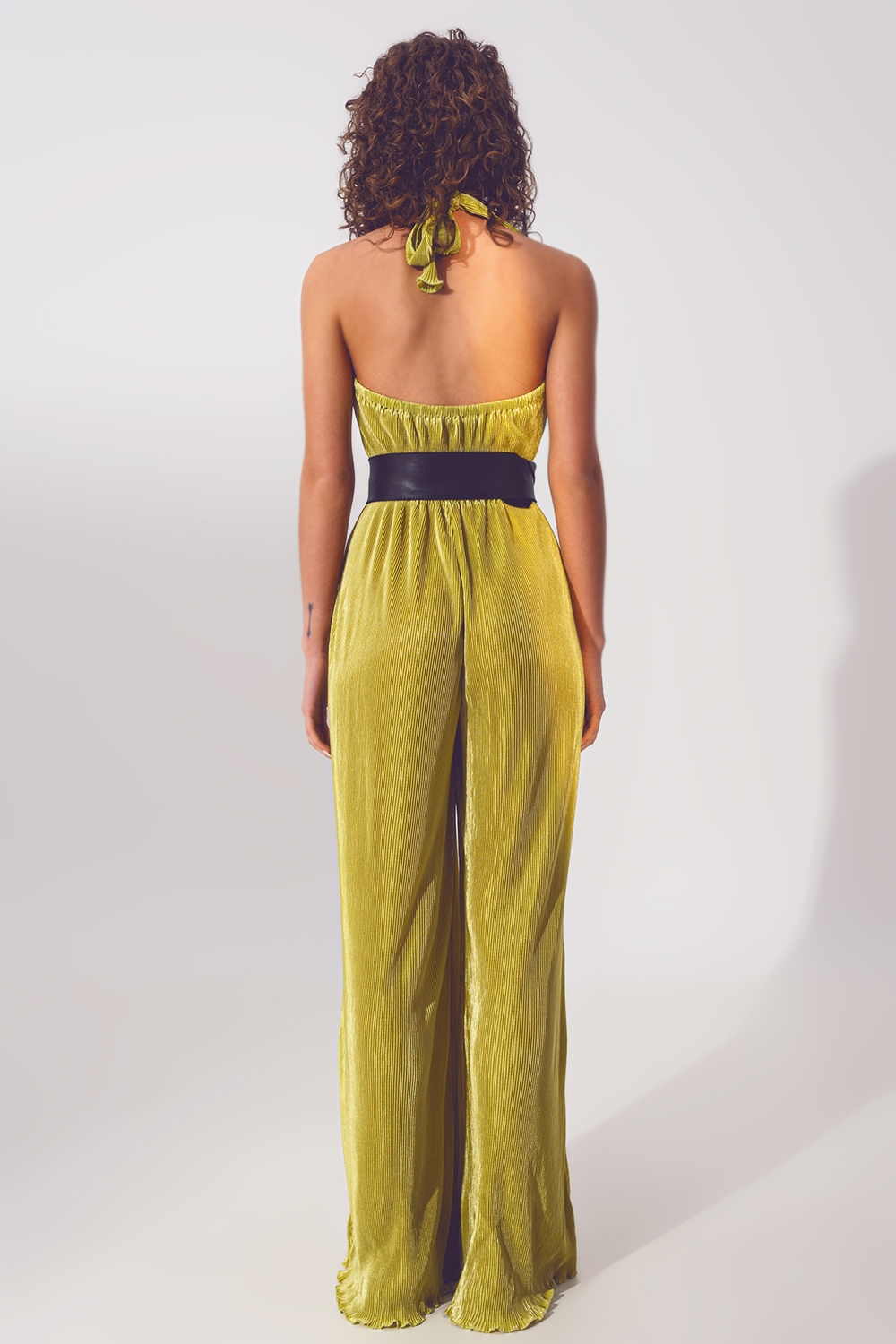 Mono satinado con cuello halter y pliegues en verde Mono satinado con cuello halter y pliegues en verde