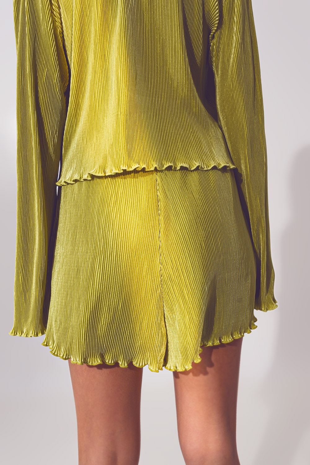 Pantal&oacute;n corto plisado en verde