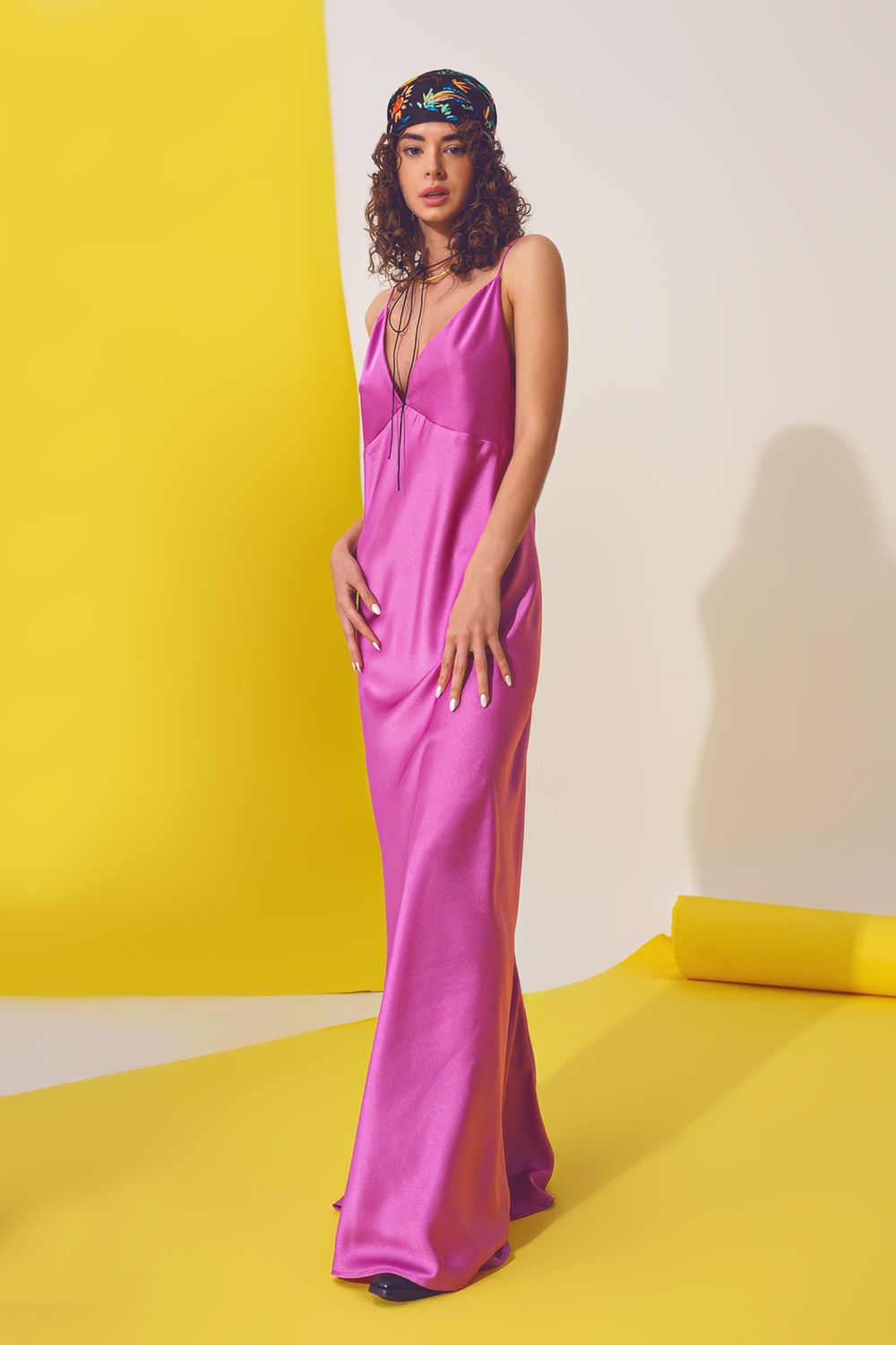 Maxivestido de sat&eacute;n con tirantes fucsia