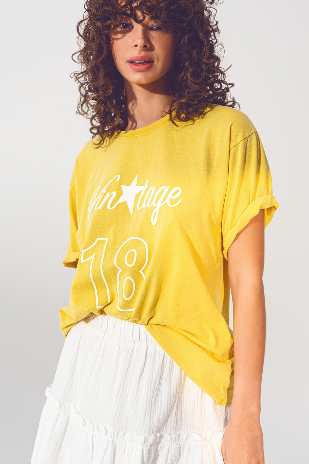 Camiseta con Texto Vintage 18 en amarillo