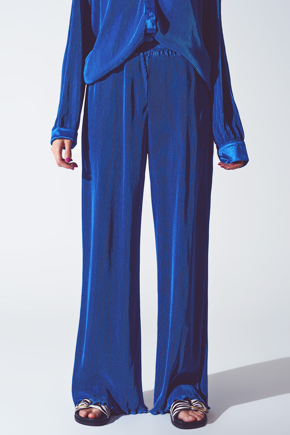 Pantalón ancho plisado de satén azul Pantalón ancho plisado de satén azul