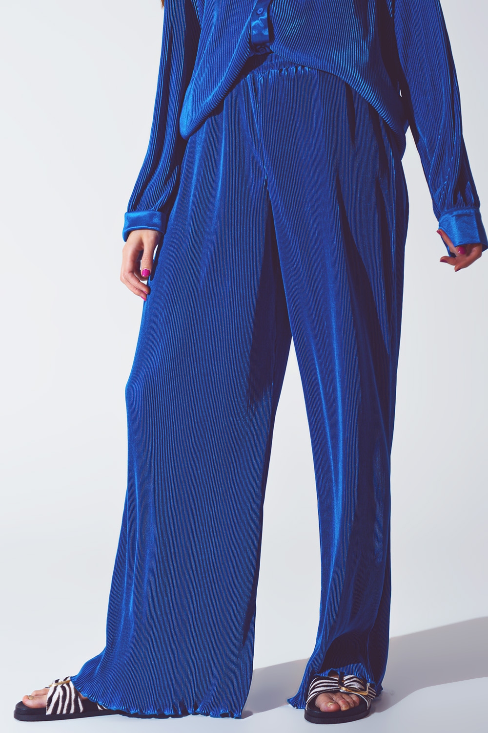 Pantalón ancho plisado de satén azul Pantalón ancho plisado de satén azul