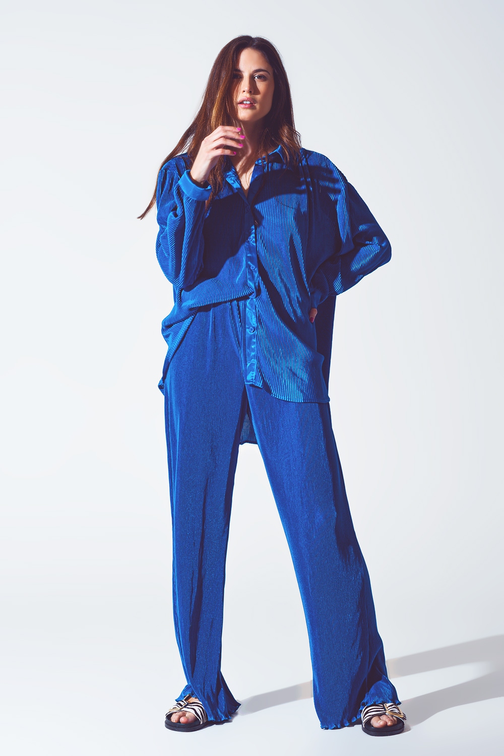 Pantalón ancho plisado de satén azul Pantalón ancho plisado de satén azul