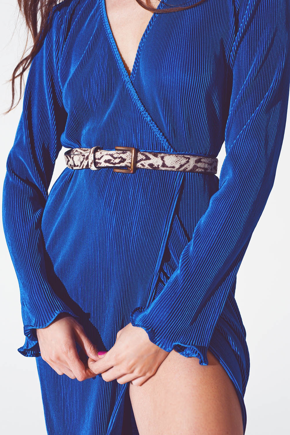 Vestido plisado de satén cruzado en azul Vestido plisado de satén cruzado en azul