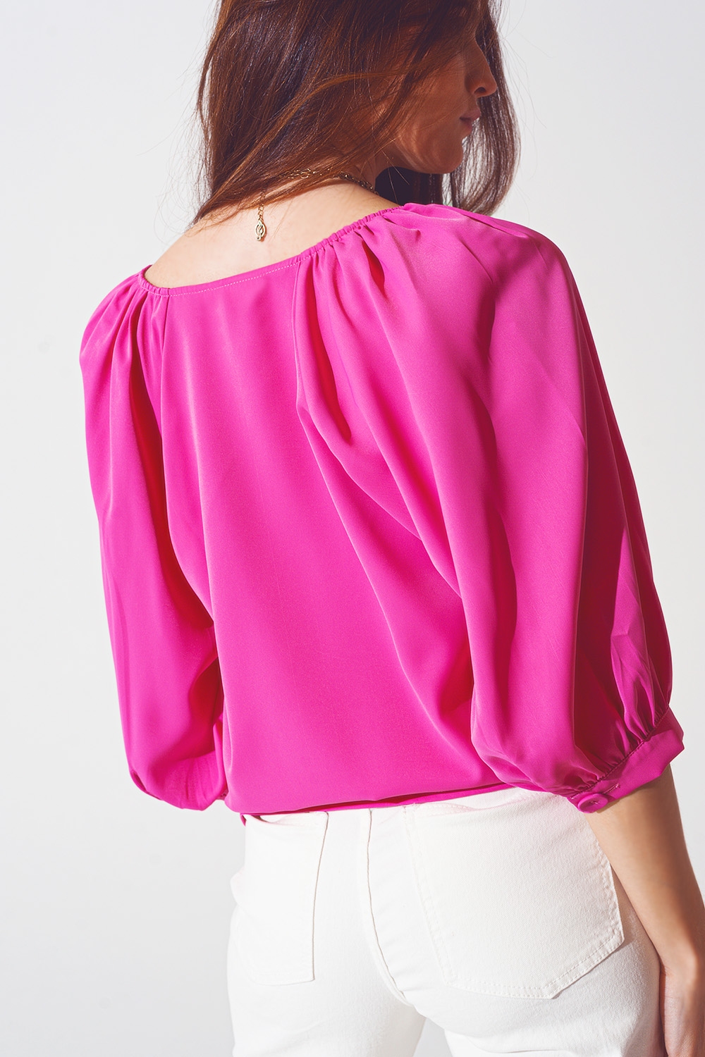Camisa color fucsia abotonada con parte delantera de sat&eacute;n