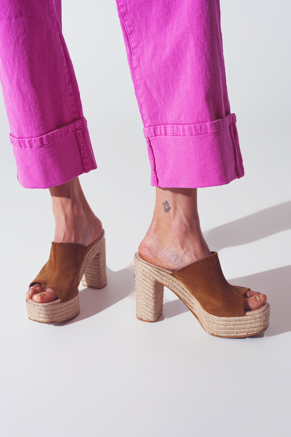 Vaqueros de pierna recta con dobladillo corto en fucsia