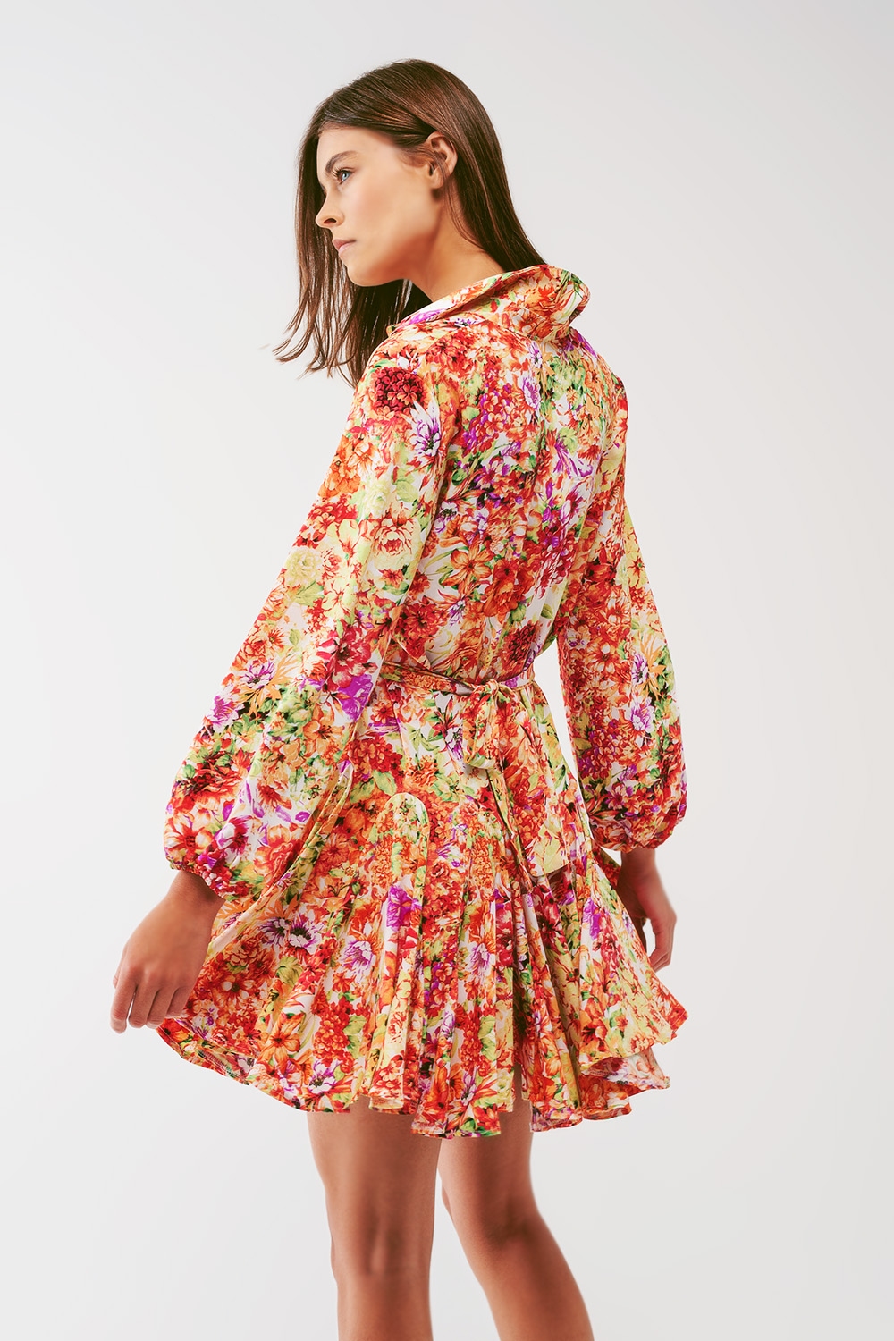 Vestido corto con volantes en estampado floral multicolor