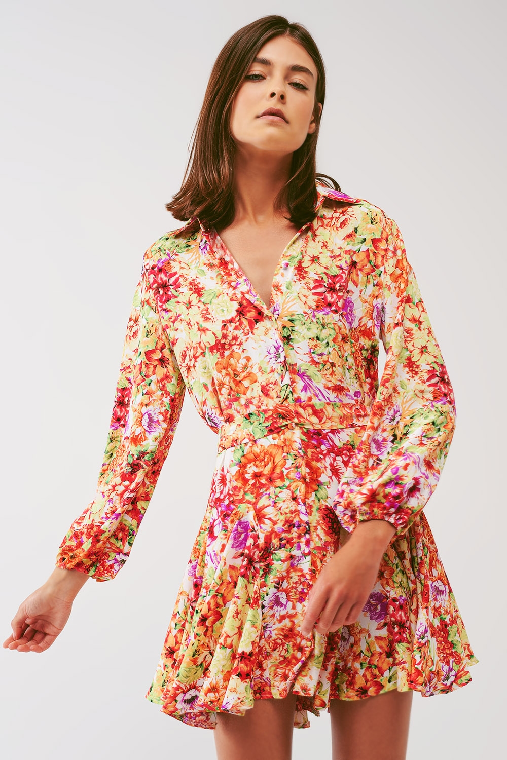 Vestido corto con volantes en estampado floral multicolor