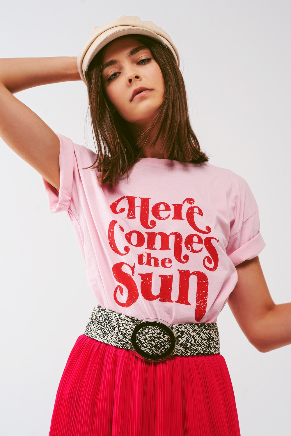 Camiseta con texto Here Comes The Sun en rosa