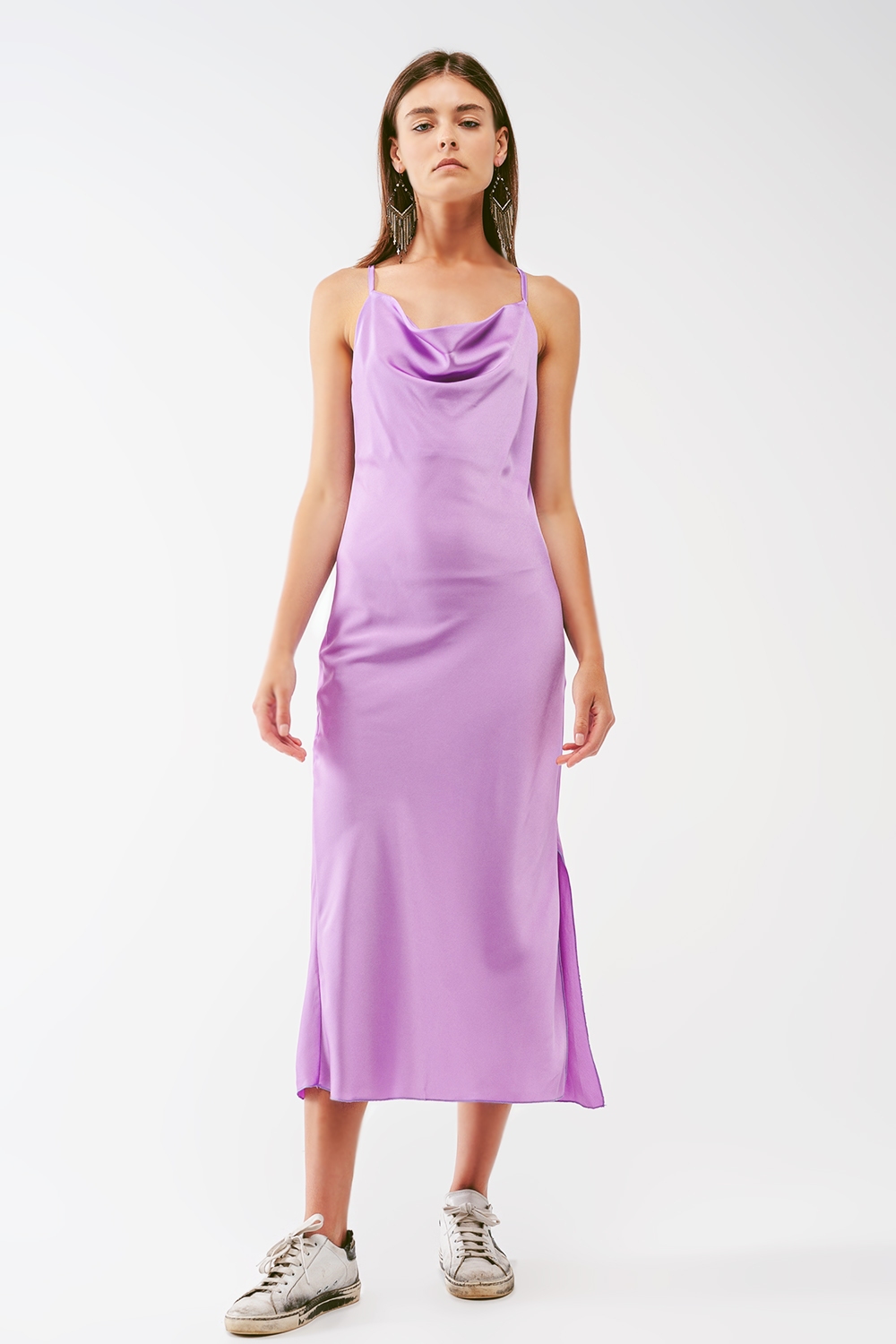 Vestido midi de satén con cuello drapeado en lila Vestido midi de satén con cuello drapeado en lila