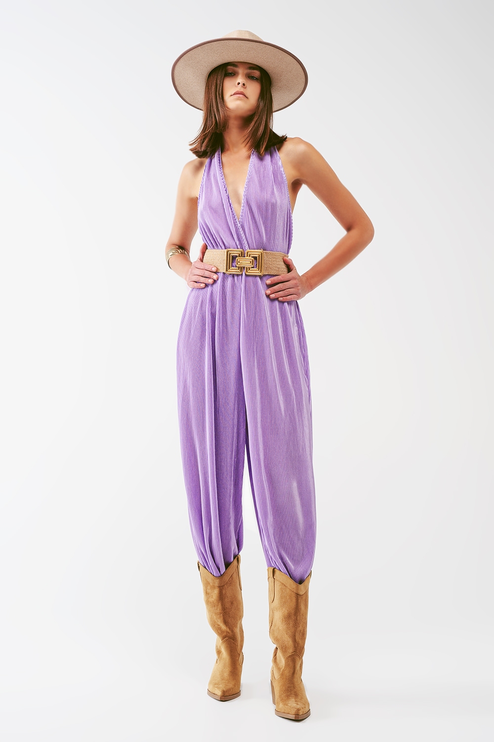 Mono largo plisado de satén con escote halter en lila Mono largo plisado de satén con escote halter en lila