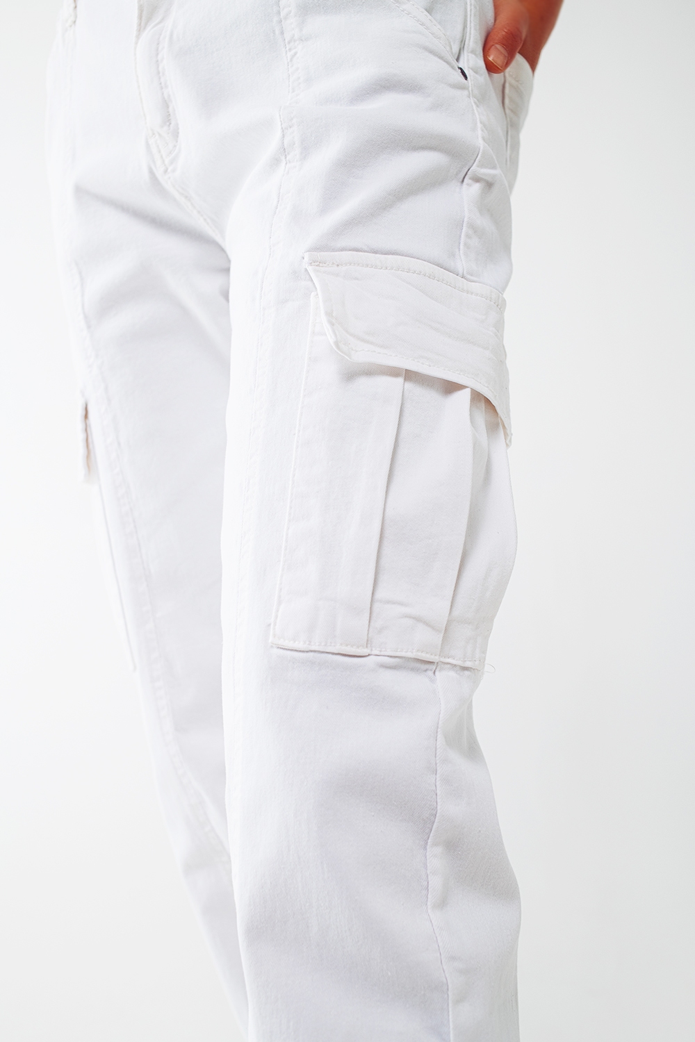 pantalón blanco cargo con cintura y bajos elásticos pantalón blanco cargo con cintura y bajos elásticos
